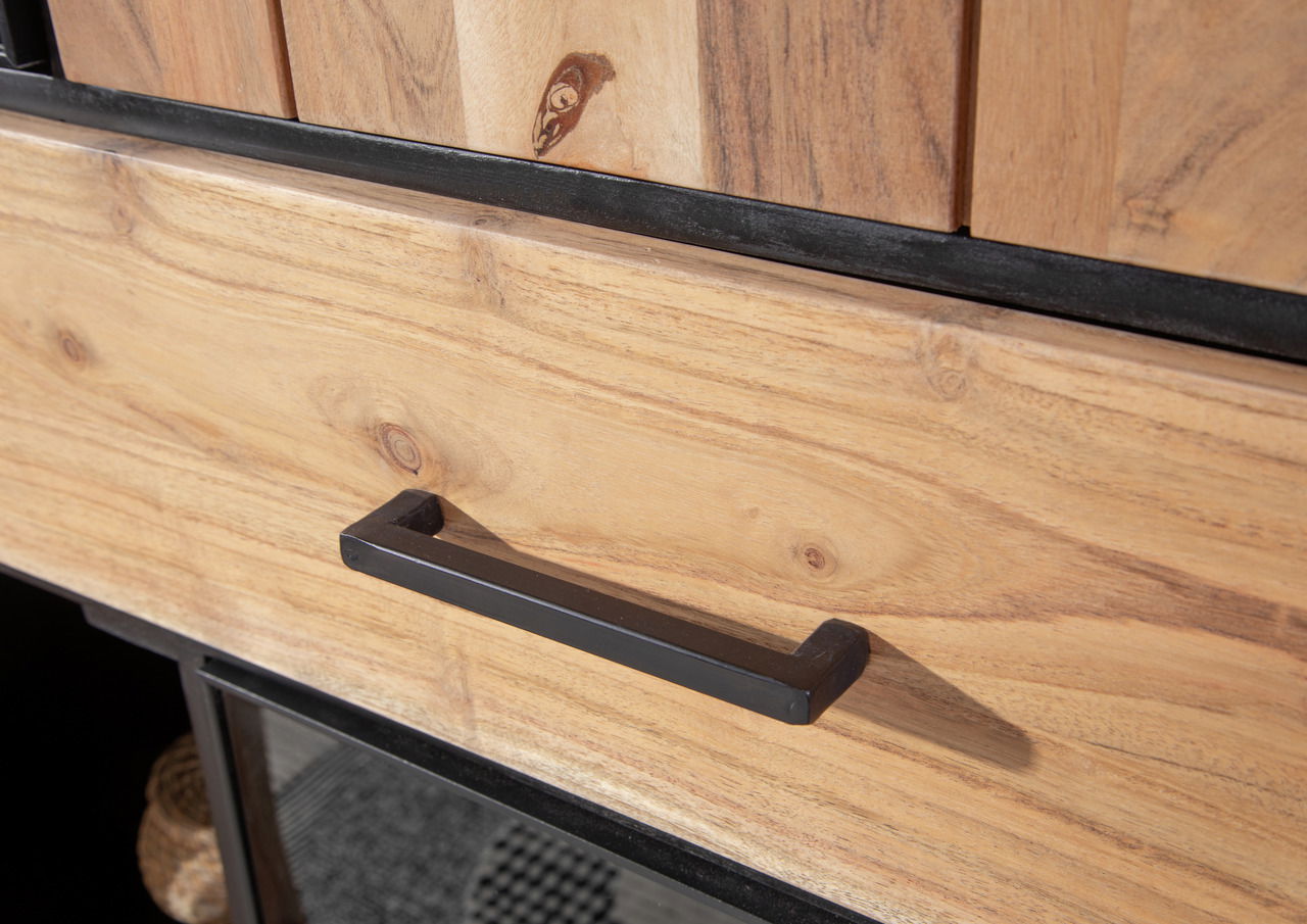Nahaufnahme eines Highboards aus Holz mit schwarzem Griff, Perspektive von schräg oben