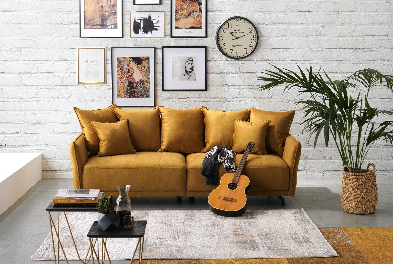 Gemütliches Big-Sofa in Senfgelb mit mehreren Kissen, im Vordergrund eine Gitarre und ein Beistelltisch, umgeben von moderner Wanddekoration und Pflanzen, Perspektive von vorne.