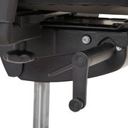 Nahaufnahme der Mechanik eines Drehstuhls von unten, mit Hebeln zur Einstellung.