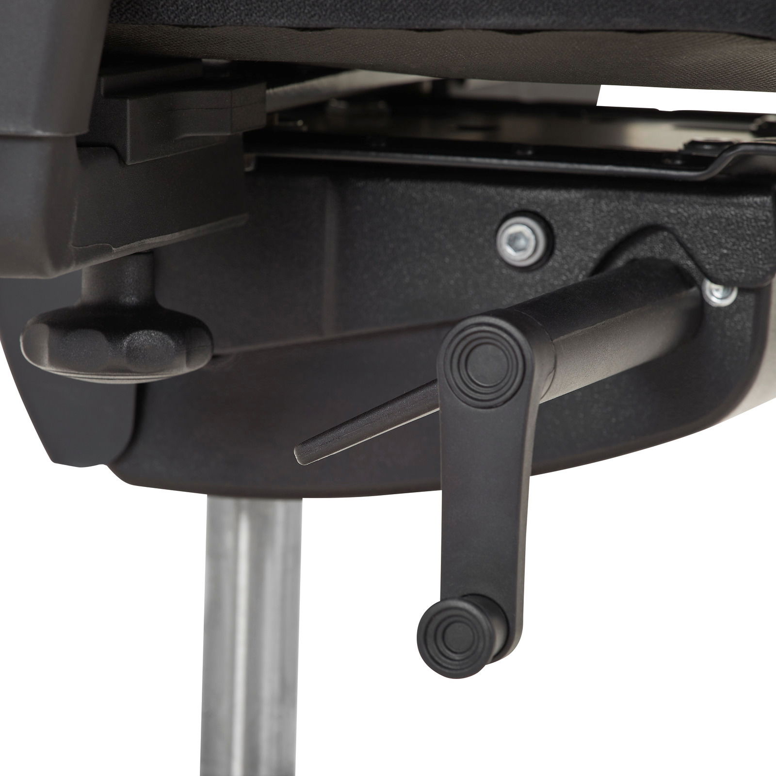 Nahaufnahme der Mechanik eines Drehstuhls von unten, mit Hebeln zur Einstellung.