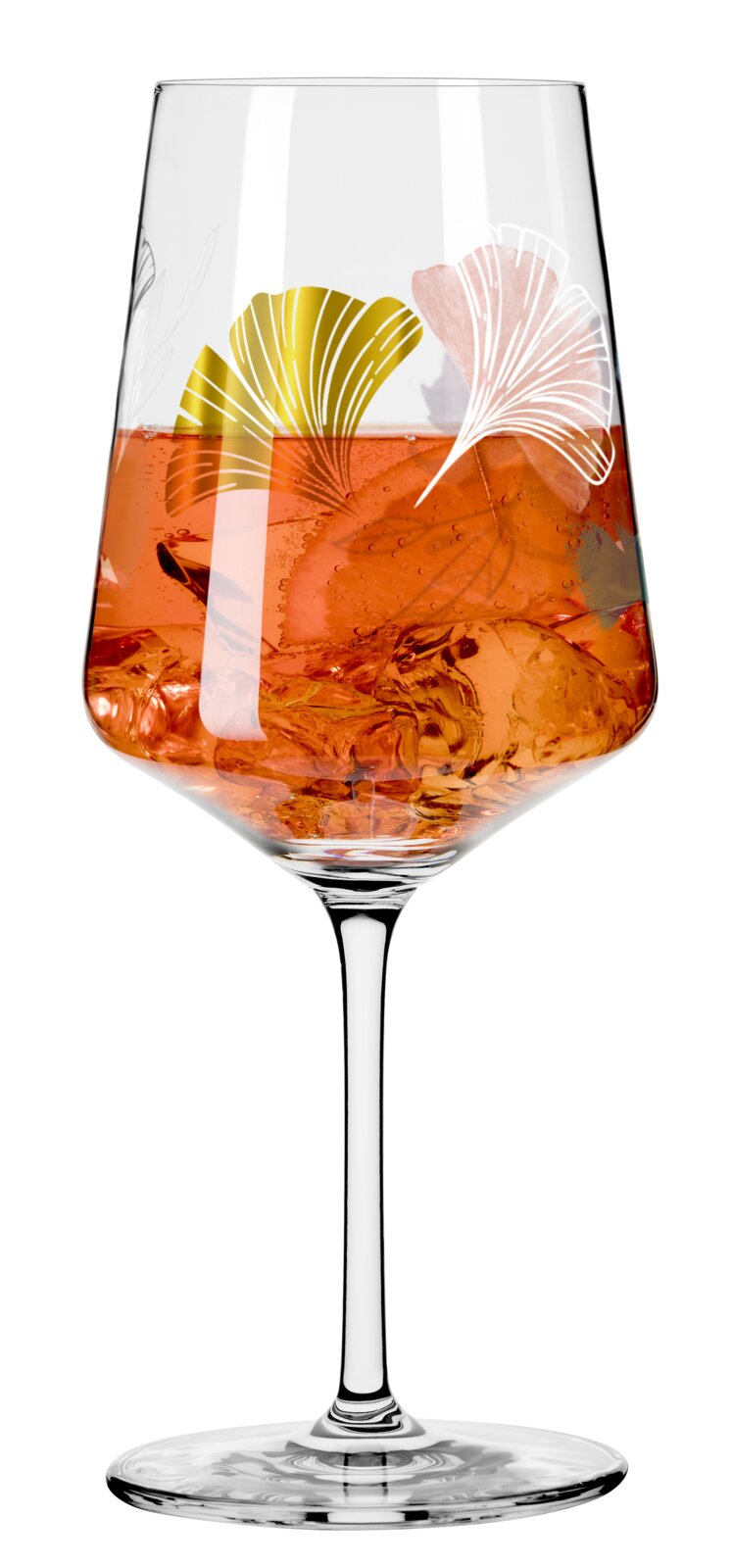 Vooraanzicht van een transparant wijnglas op voet met goud- en witkleurige bladprint, gevuld met oranje cocktail met ijs en citrusplakje