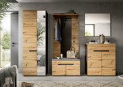 Moderne Garderobenmöbel im Flur: hoher Holzschrank mit Spiegel, Garderobenpaneel mit Sitzbank und Schuhschrank sowie Kommode mit Wandspiegel, Frontansicht in leicht schräger Perspektive