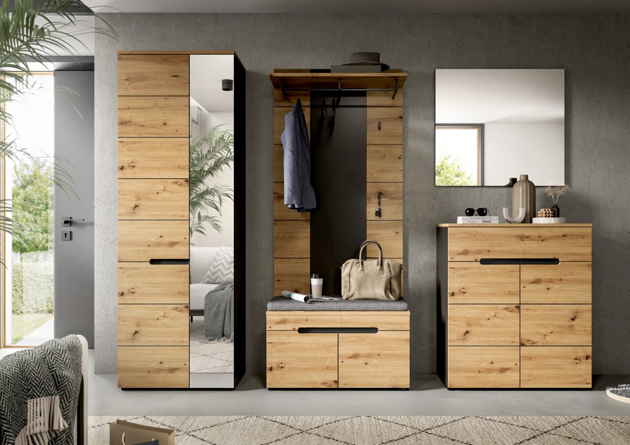 Moderne Garderobenmöbel im Flur: hoher Holzschrank mit Spiegel, Garderobenpaneel mit Sitzbank und Schuhschrank sowie Kommode mit Wandspiegel, Frontansicht in leicht schräger Perspektive