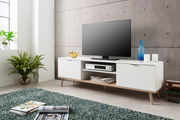 Modernes weißes TV-Lowboard mit Holzbeinen, dekoriert mit blauen und weißen Accessoires, in einem stilvollen Wohnzimmer mit Betonwand. Perspektive von vorne.