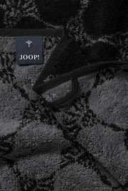 Nahaufnahme eines luxuriösen, dunkel gemusterten Handtuchs mit einem Joop!-Label.