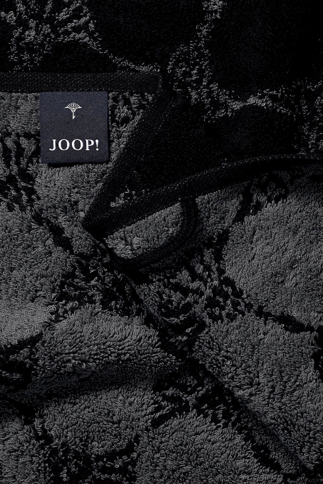 Nahaufnahme eines luxuriösen, dunkel gemusterten Handtuchs mit einem Joop!-Label.