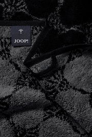 Nahaufnahme eines luxuriösen, dunkel gemusterten Handtuchs mit einem Joop!-Label.