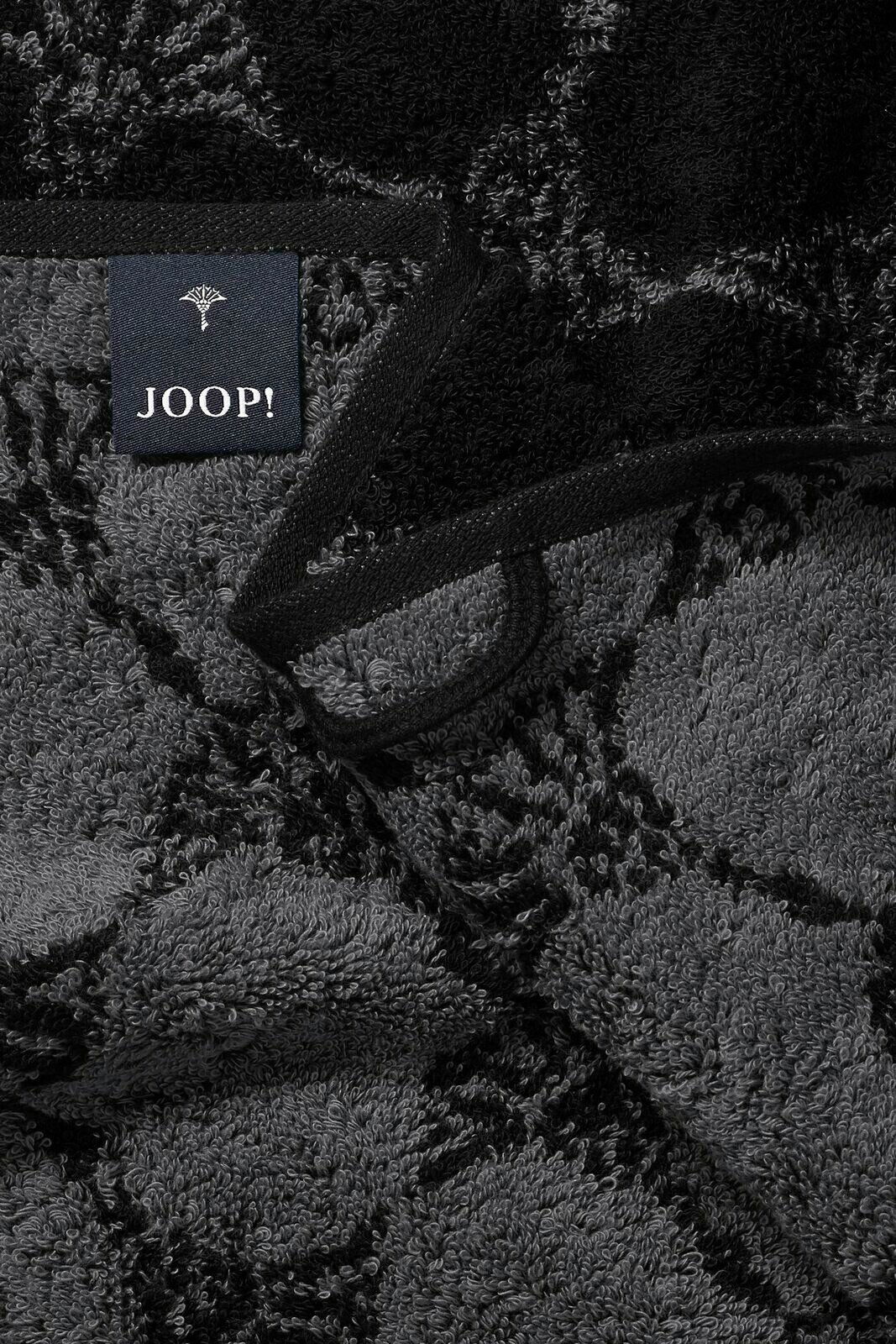 Nahaufnahme eines luxuriösen, dunkel gemusterten Handtuchs mit einem Joop!-Label.