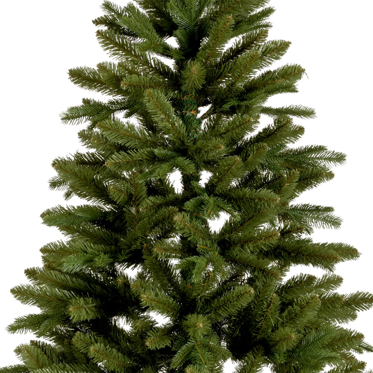 Close-up van een kunstkerstboom, een Tiaga-spar, met dichte groene takken, vanuit de zijkant gefotografeerd met perspectief.