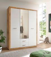 Drehtürenschrank 3-türig in moderner Holz-Optik mit weißen Fronten, frontal abgebildet in einem hellen Raum mit großen Fenstern.