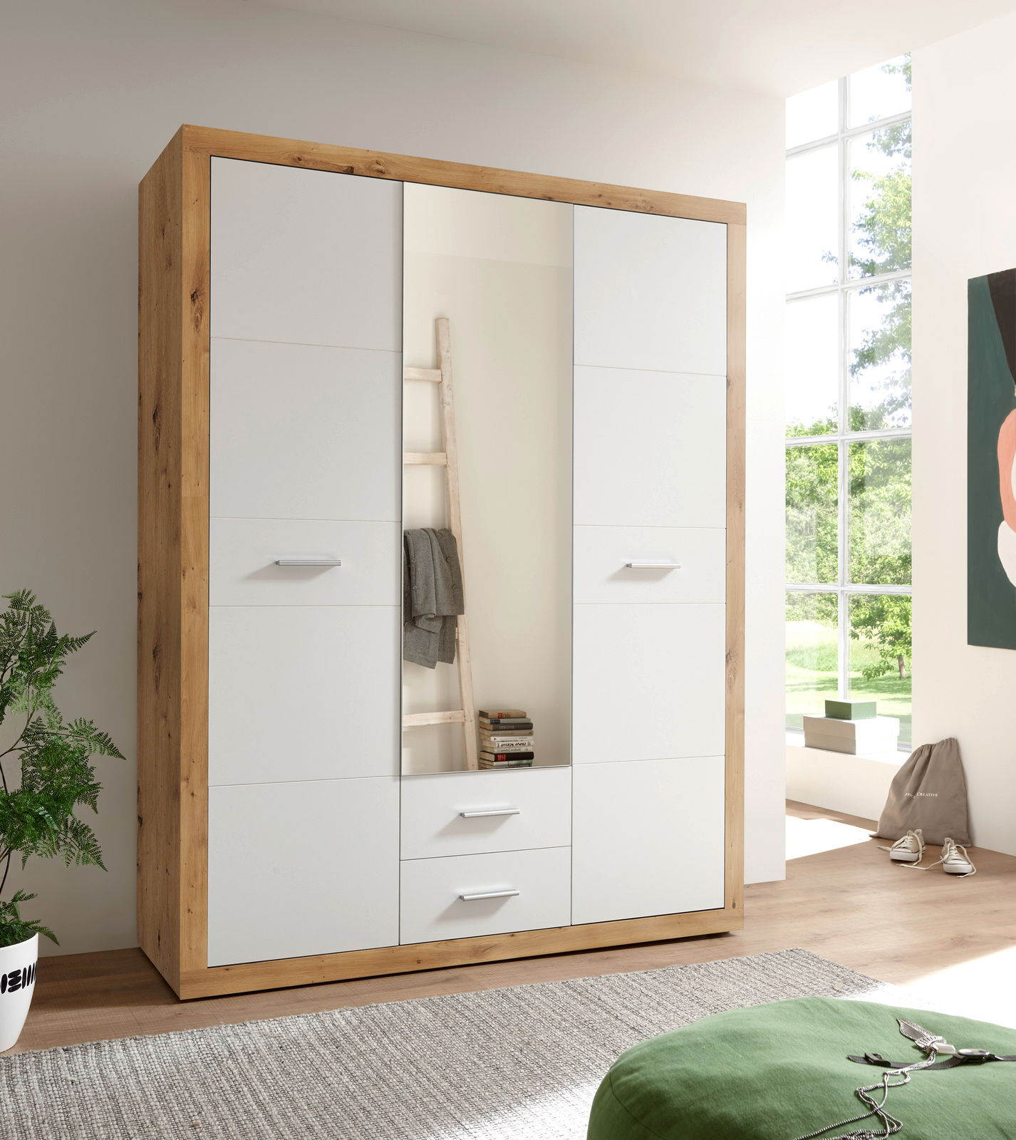 Drehtürenschrank 3-türig in moderner Holz-Optik mit weißen Fronten, frontal abgebildet in einem hellen Raum mit großen Fenstern.