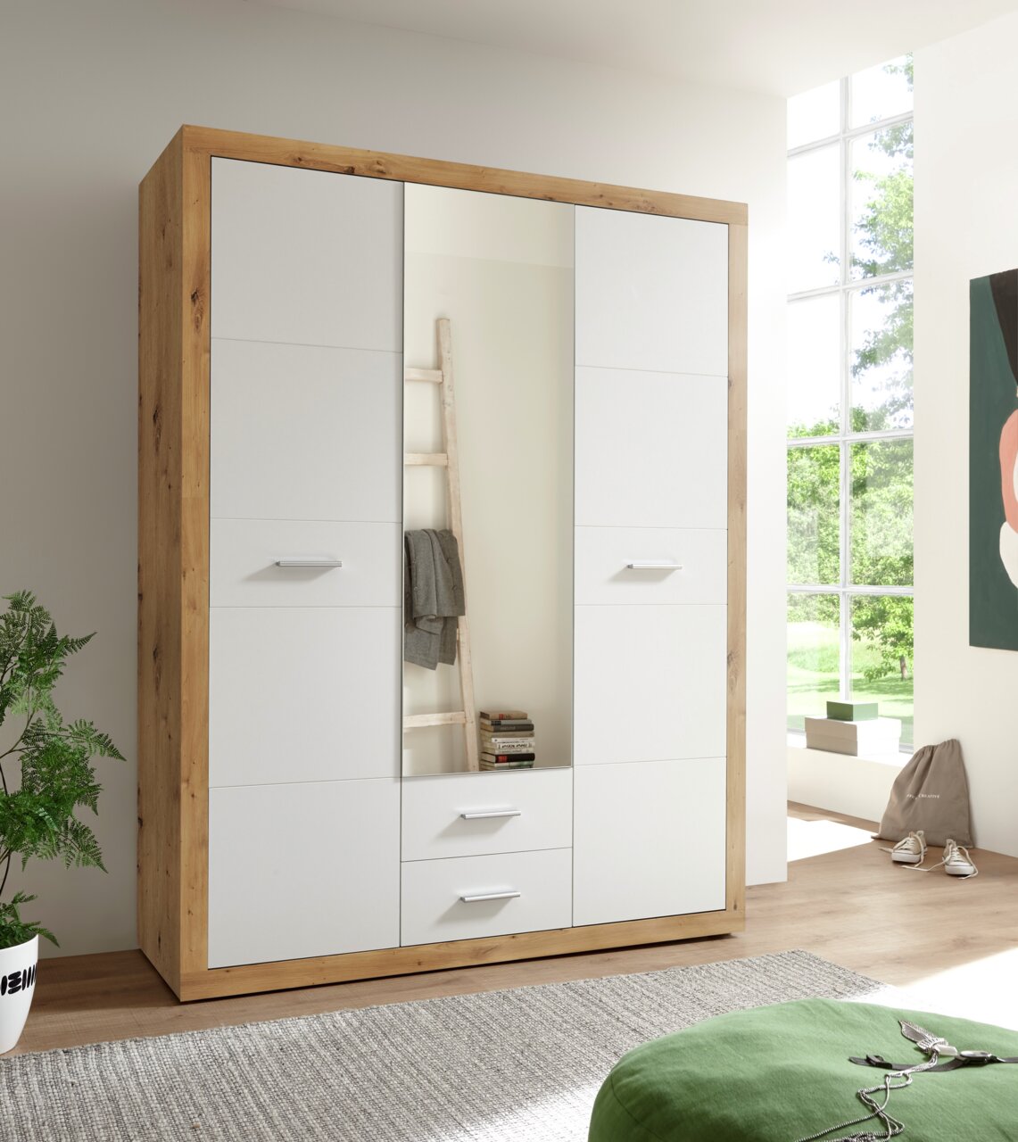 Z2 Kast met draaideuren, 3-deurs STONE Kast met drie draaideuren in een moderne houtlook met witte fronten, hier afgebeeld in een lichte ruimte met grote ramen.