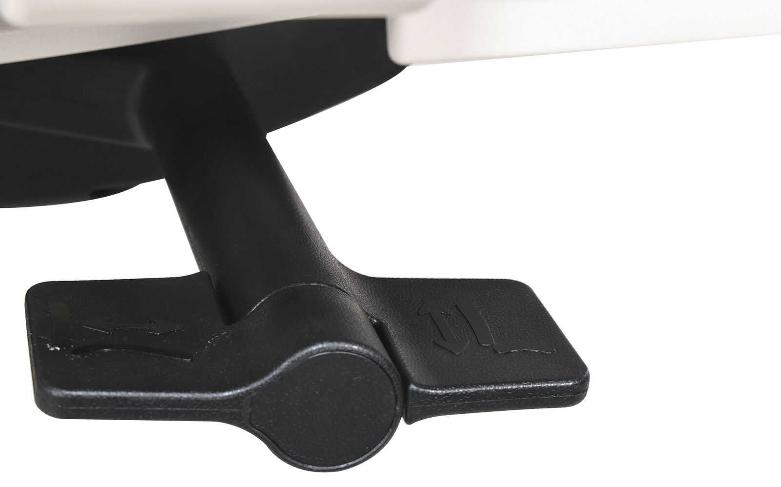 Nahaufnahme eines schwarzen Hebels unter einem Drehstuhl, der zur Einstellung der Sitzposition dient.