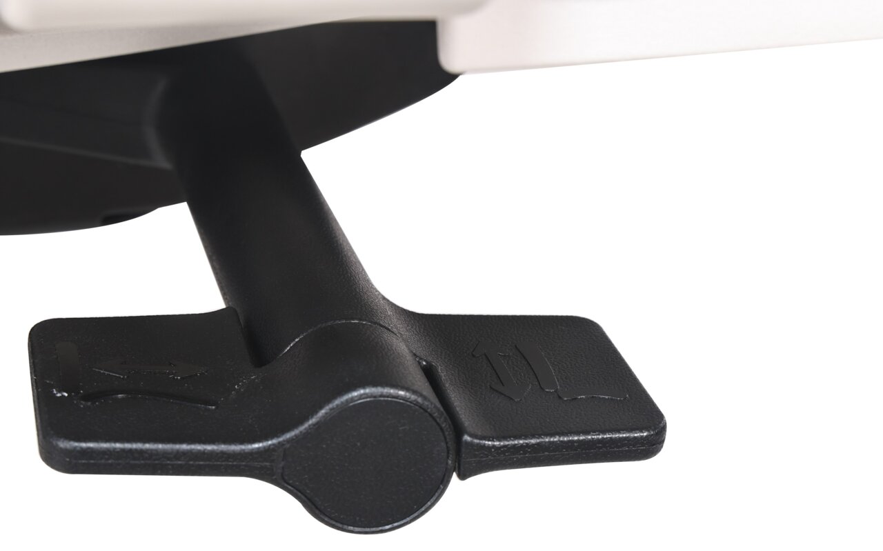 Nahaufnahme eines schwarzen Hebels unter einem Drehstuhl, der zur Einstellung der Sitzposition dient.