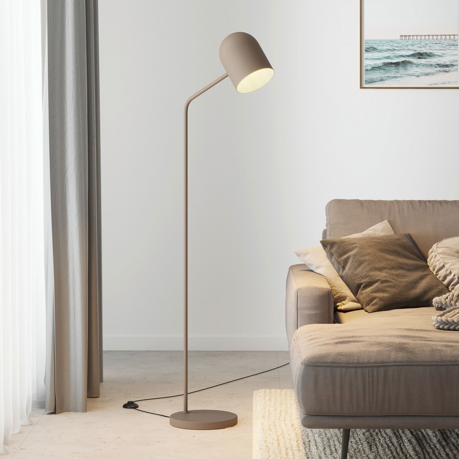 Moderne Stehleuchte in einem Wohnzimmer, seitliche Perspektive, neben einem Sofa mit Kissen und einem Vorhang.