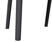 Nahaufnahme der Beine eines schwarzen Stapelsessels aus Metall, von unten betrachtet.