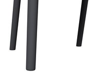 Nahaufnahme der Beine eines schwarzen Stapelsessels aus Metall, von unten betrachtet.