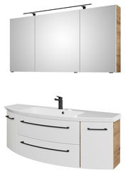 Moderne Badkombination mit dreiteiligem Spiegelschrank und Waschbeckenunterschrank in Holzoptik, seitliche Perspektive