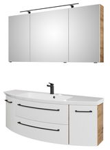 Moderne Badkombination mit dreiteiligem Spiegelschrank und Waschbeckenunterschrank in Holzoptik, seitliche Perspektive