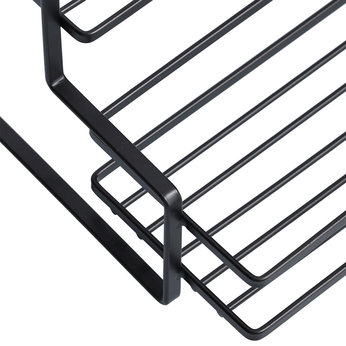 Nahaufnahme eines schwarzen Metallregals mit Gitterdesign, seitliche Perspektive