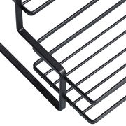 Nahaufnahme eines schwarzen Metallregals mit Gitterdesign, seitliche Perspektive