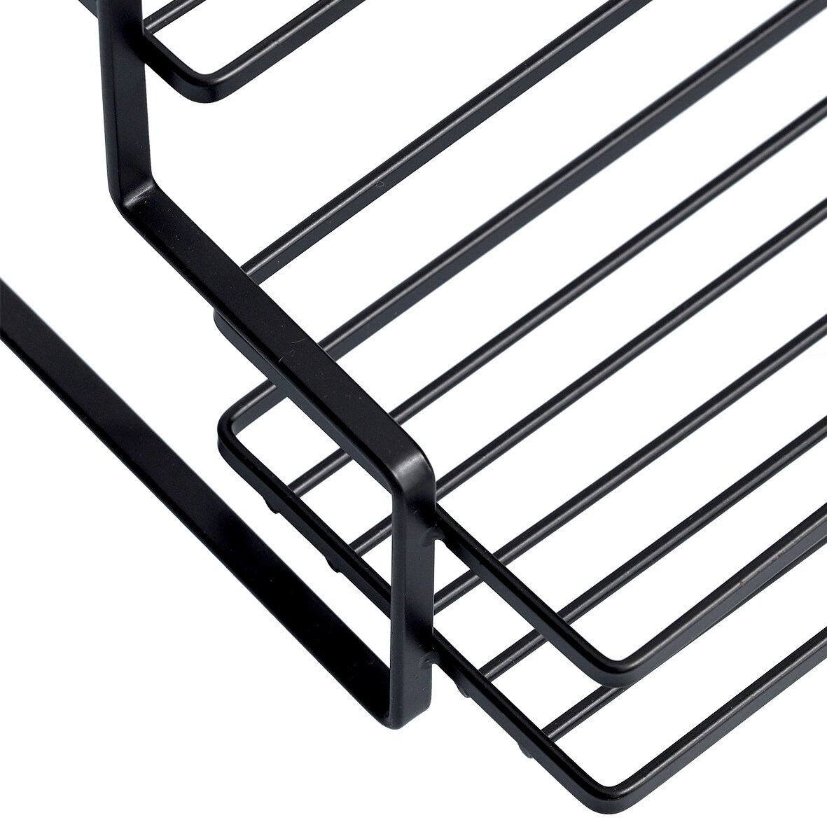 Nahaufnahme eines schwarzen Metallregals mit Gitterdesign, seitliche Perspektive