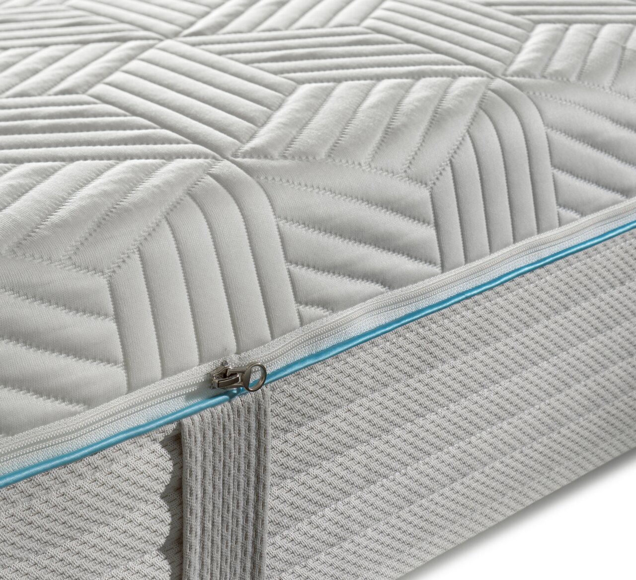 Nahaufnahme einer Gel-Kaltschaummatratze mit gestepptem Muster und Reißverschluss an der Seite.