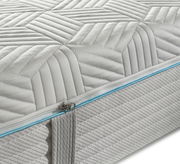 Nahaufnahme einer Gel-Kaltschaummatratze mit gestepptem Muster und Reißverschluss an der Seite.