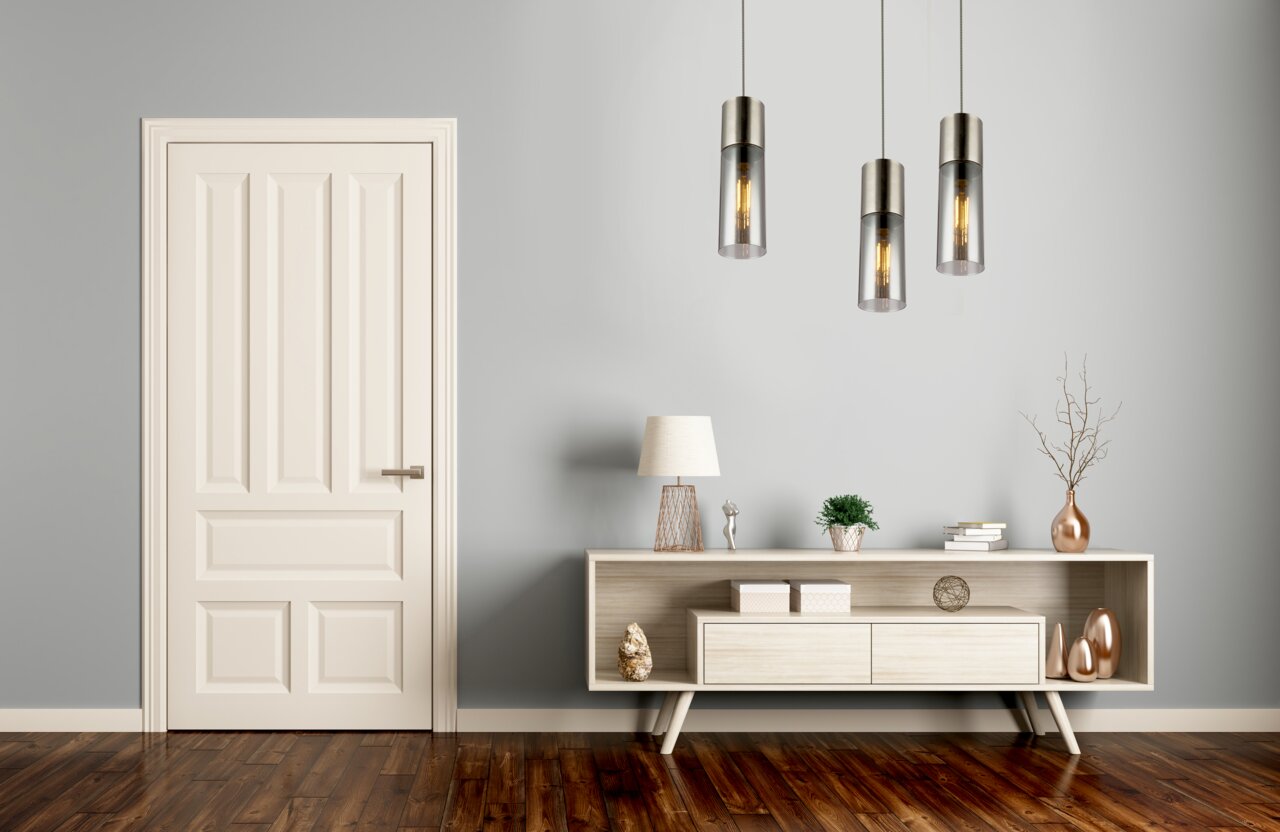 Moderne Hängeleuchte in einem stilvollen Wohnzimmer, Perspektive von vorne