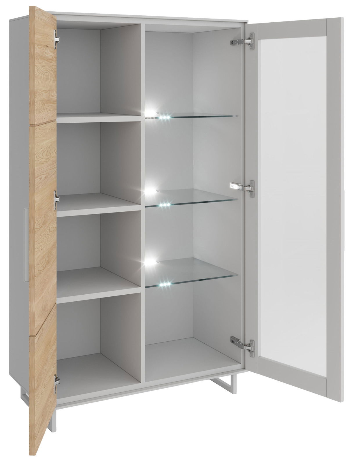Vitrine halbhoch mit offenen Türen, linke Tür aus Holz, rechte Tür aus Glas, Innenansicht mit Glasböden und Beleuchtung, Perspektive von vorne.