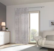 Fertigvorhang Giovanna 140x245 in einem modernen Wohnzimmer, frontal betrachtet, mit einem eleganten, wellenförmigen Muster vor einer großen Fensterfront.