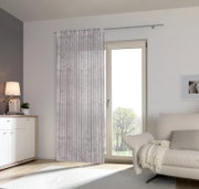 Kant-en-klaar gordijn Giovanna 140x245 in een moderne woonkamer, gezien van voren, met een elegant, golvend patroon voor een grote raampartij.