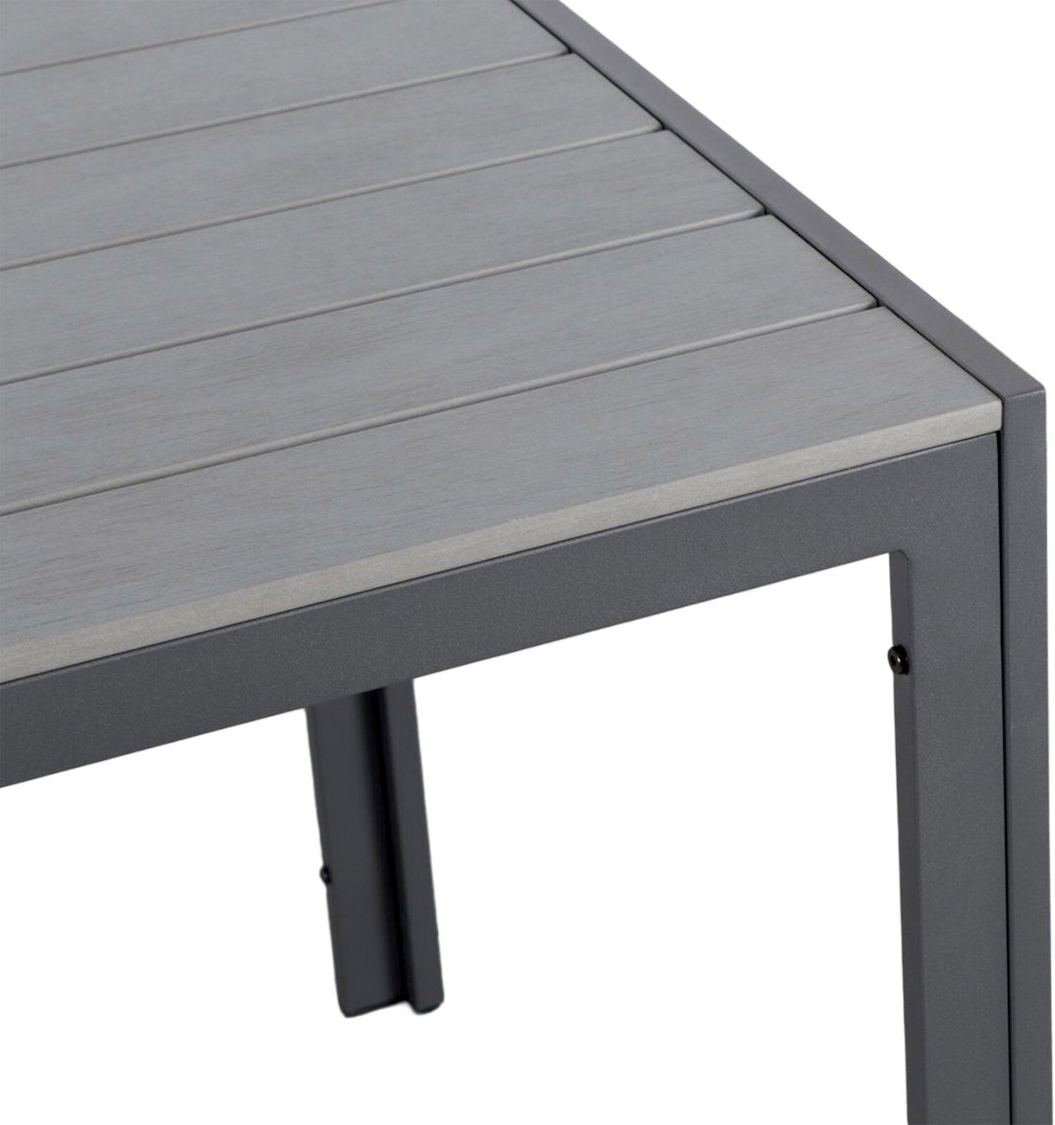 Nahaufnahme eines Gartentisches mit grauer Tischplatte und Metallrahmen, Perspektive von oben auf die Ecke.