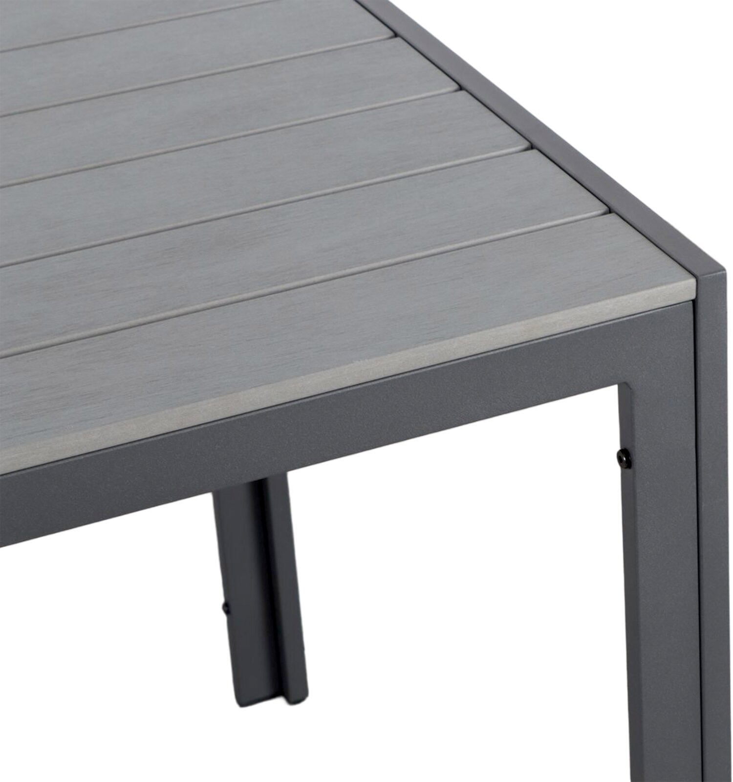 Close-up van een tuintafel met een grijs tafelblad en een metalen frame, gezien van bovenaf op de hoek.