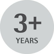 Grauer Kreis mit der Aufschrift '3+ YEARS', Vorderansicht