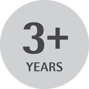 Grijze cirkel met het opschrift '3+ YEARS', vooraanzicht