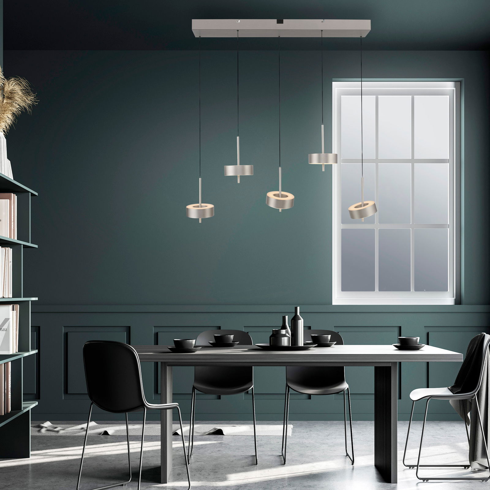 Paul Neuhaus Pendelleuchte Q-ROTATE Moderne Pendelleuchte Q-ROTATE mit vier verstellbaren Leuchten über einem Esstisch, seitliche Perspektive.