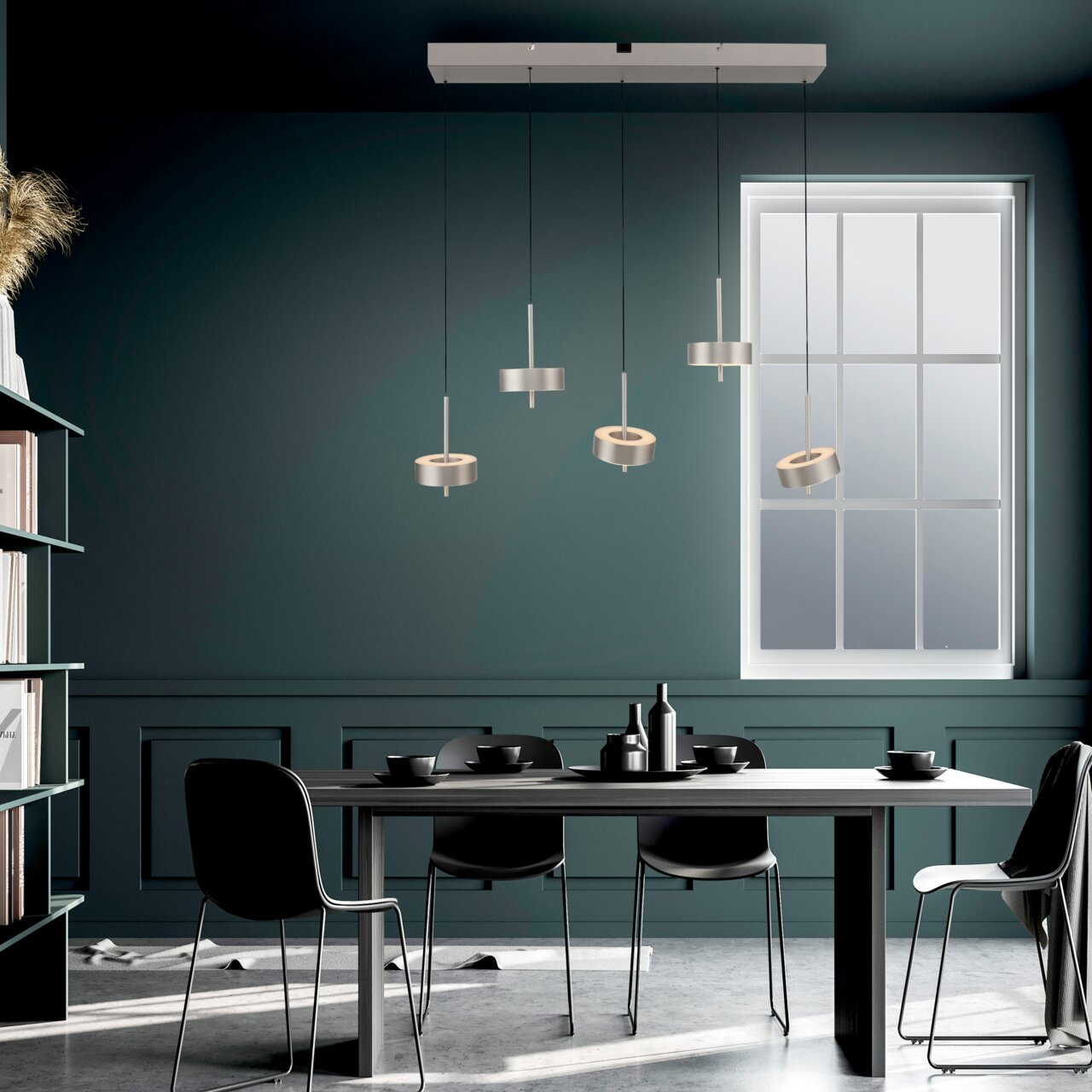 Moderne Pendelleuchte Q-ROTATE mit vier verstellbaren Leuchten über einem Esstisch, seitliche Perspektive.