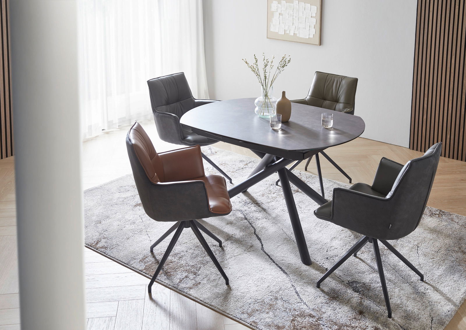 Moderner Esstisch mit vier Stühlen, aus der Vogelperspektive fotografiert, auf einem hellen Teppich in einem stilvollen Raum.