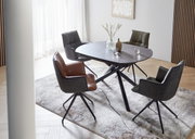 Moderne eettafel met vier stoelen, gefotografeerd vanuit vogelperspectief, op een licht tapijt in een stijlvolle ruimte.