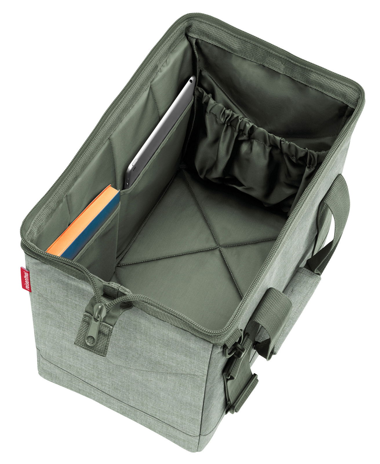 Grüne Tasche mit mehreren Innenfächern, von oben betrachtet, mit einem Buch und einem Tablet in den Fächern.