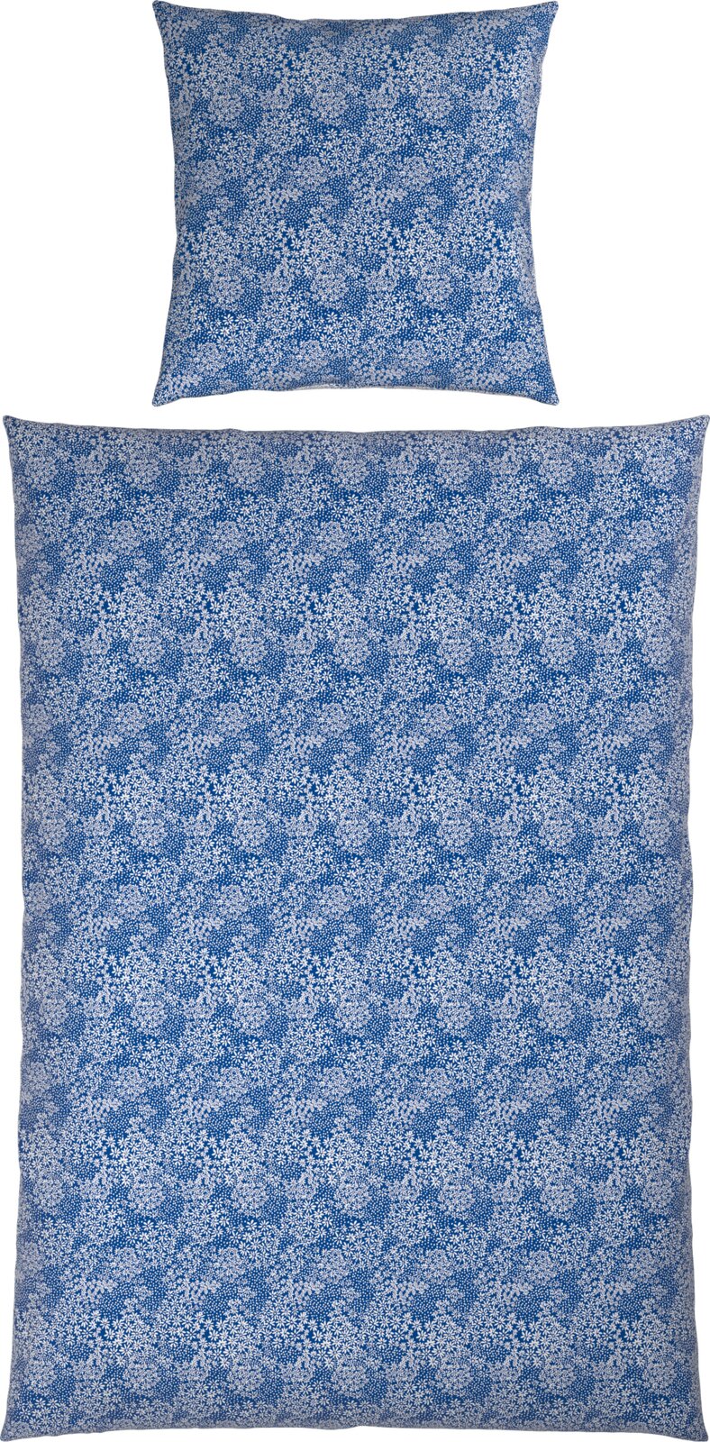 Blau-weiß gemusterte Bettwäsche mit feinem Blumenmuster, bestehend aus Kissenbezug und Deckenbezug, frontal von oben (Flatlay) auf weißem Hintergrund