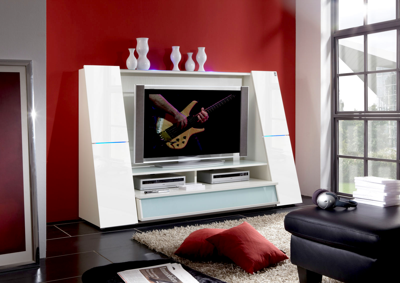 Metalluntergestell in seitlicher Perspektive, zeigt die stabilen, verchromten Beine eines Möbelstücks.