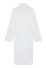 Rückansicht eines weißen Bademantels mit Schalkragen und Gürtel.