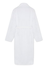 Rückansicht eines weißen Bademantels mit Schalkragen und Gürtel.