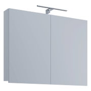 Moderner Badezimmerspiegelschrank mit zwei glatten Spiegeltüren und aufgesetzter LED-Aufsatzleuchte in Chrom, Ansicht schräg von vorn links