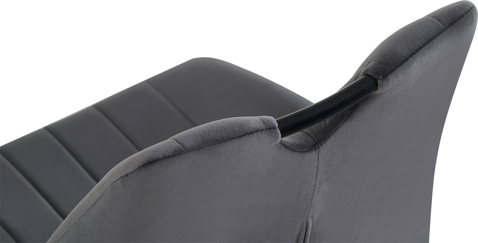 Detailaufnahme eines grauen, gepolsterten Stuhlsessels mit Stoffbezug und schwarzer Querstrebe an der Rückenlehne, schräg von hinten/oben fotografiert.