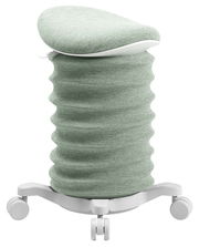 Moderner Aktiv-Sitz in hellgrünem Stoff mit wellenförmigem Design und Rollen, seitliche Perspektive