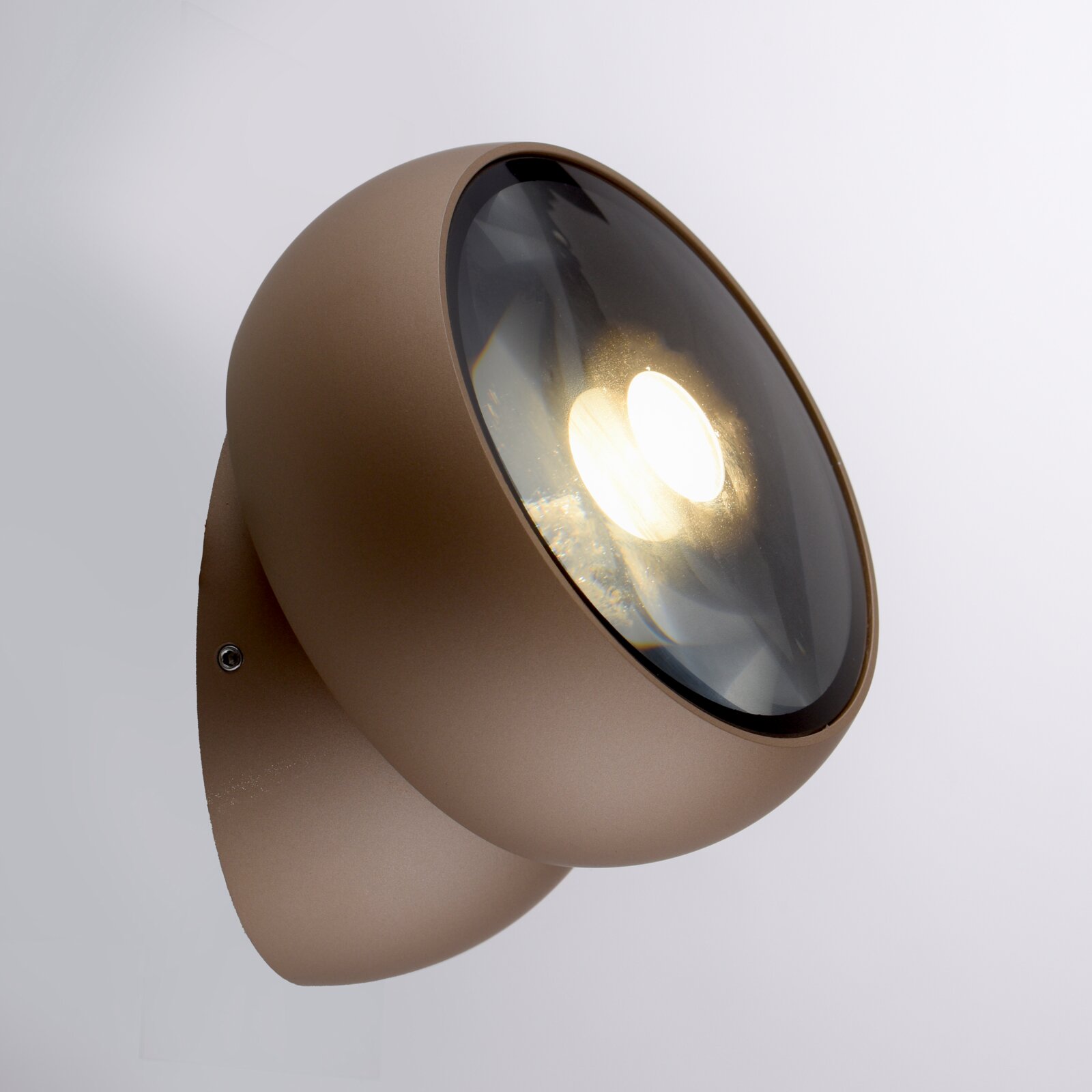 Moderne led-plafondlamp in zijaanzicht met een ronde, bruine behuizing en helder licht.