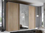 Schwebetürenschrank in Holzoptik mit Spiegel in einem modernen Schlafzimmer, seitliche Perspektive.